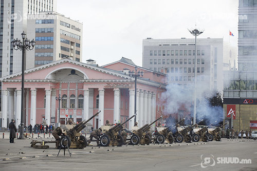 ФОТО: Төрийн далбааг мандуулж, ёслолын буудлага хийв